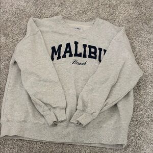 Old Navy Men's Light Gray Crewneck Sweatshirt with Navy 'Malibu Beach' Graphic